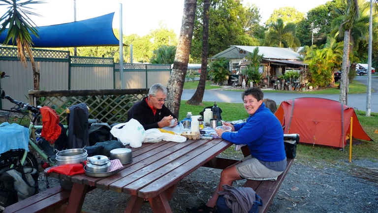 Walter Leppers und Schwester Gabi beim Frühstück in Mossman